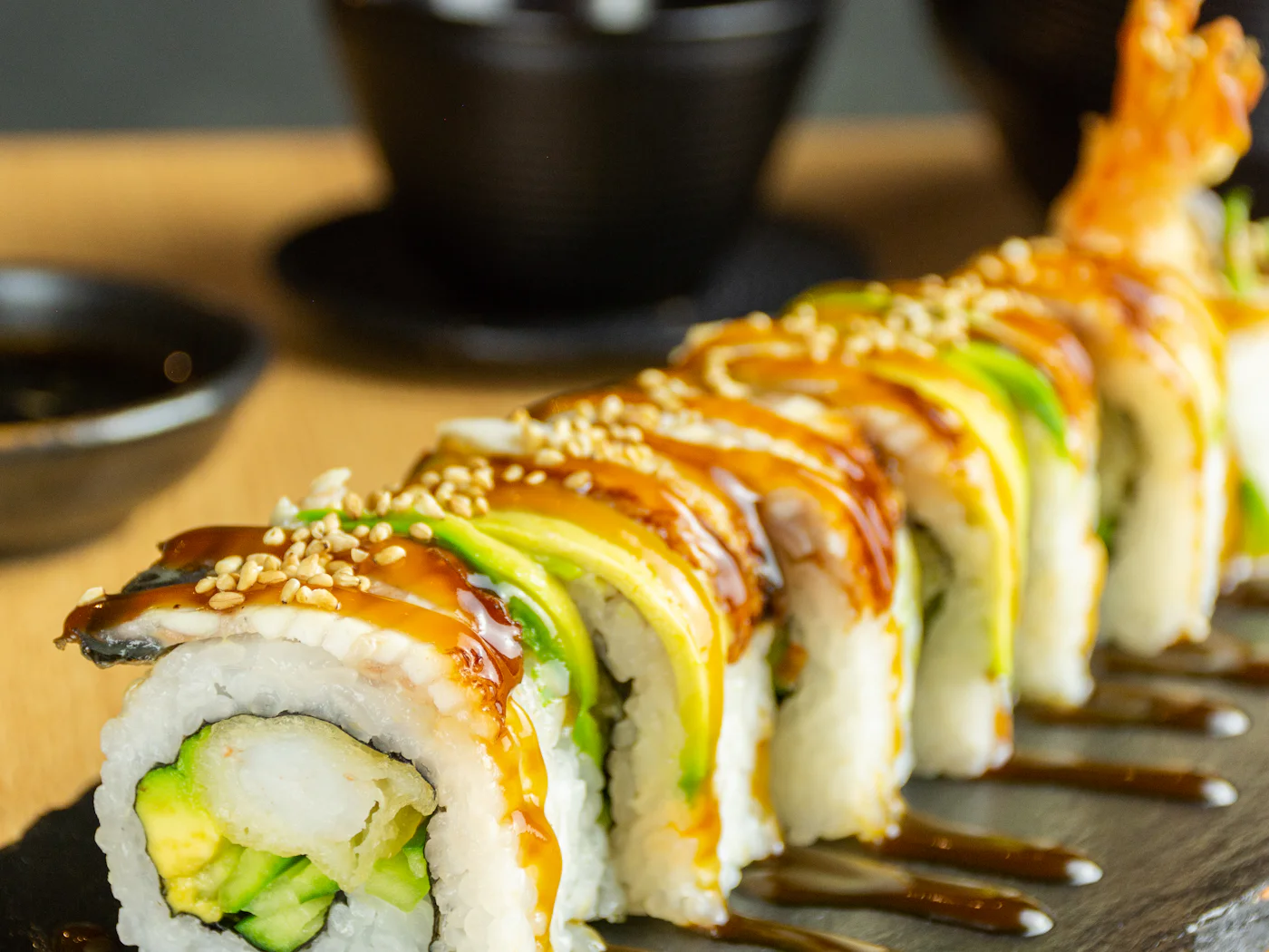 Roll de sushi cortado en piezas sobre una bandeja de madera