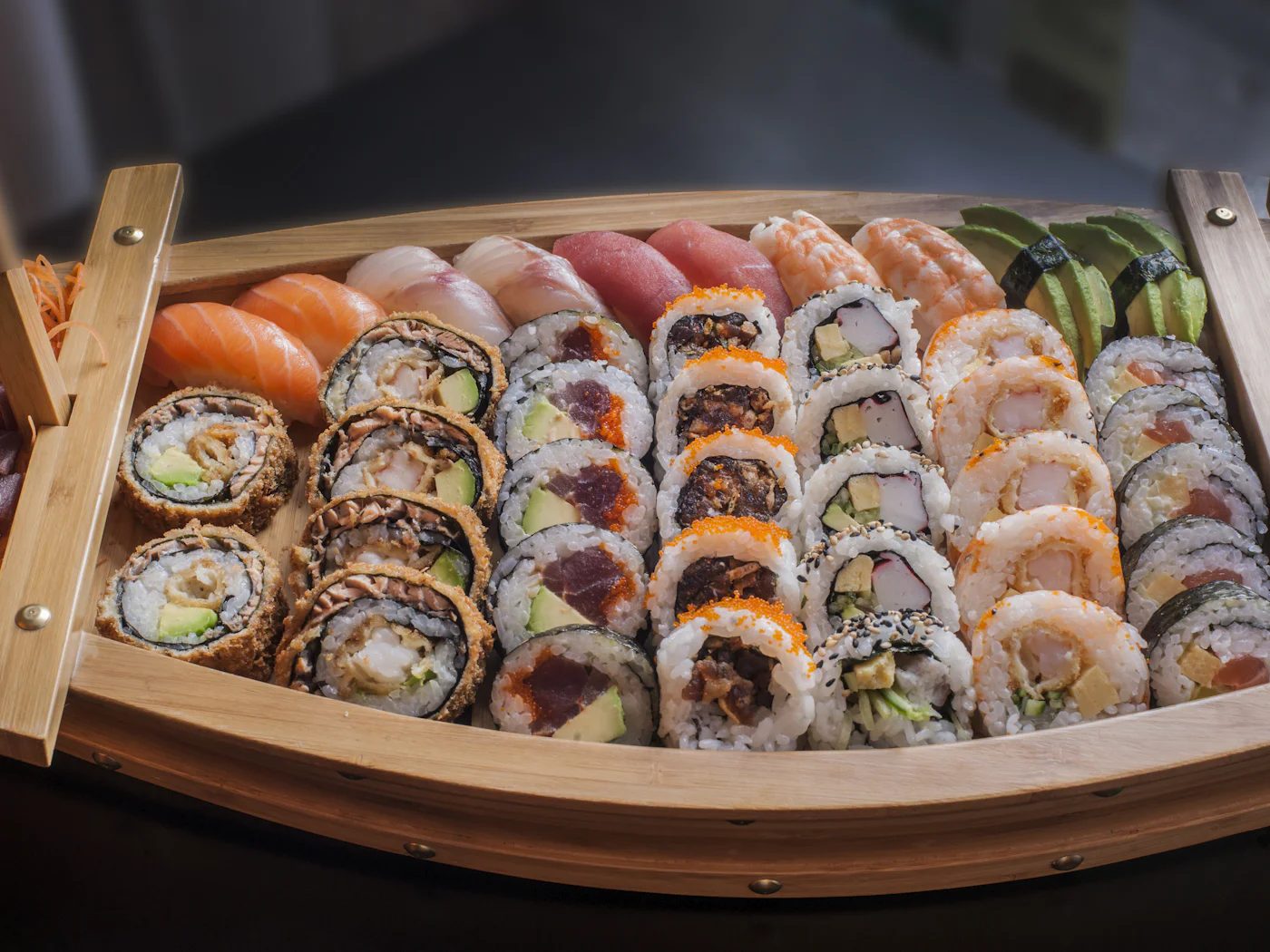 Bandeja grande con variedad de rolls de sushi
